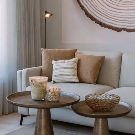 Stylish 1br At Prime Location 아파트